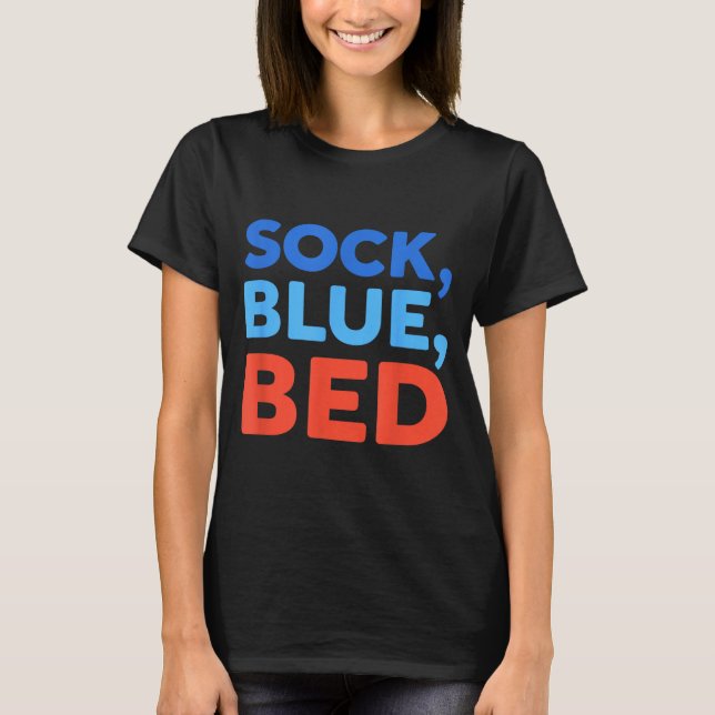 Camiseta Calcetín Azul Cama Meme Divertido  (Anverso)
