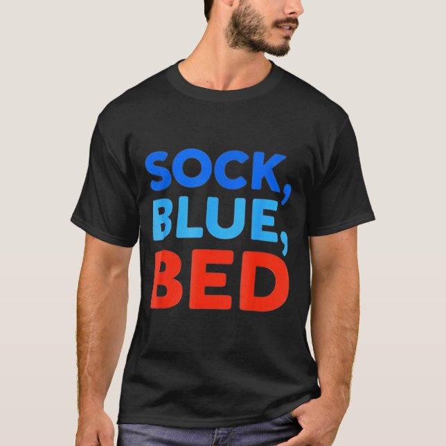 Camiseta Calcetín Cama Azul Meme Divertido  (Anverso)