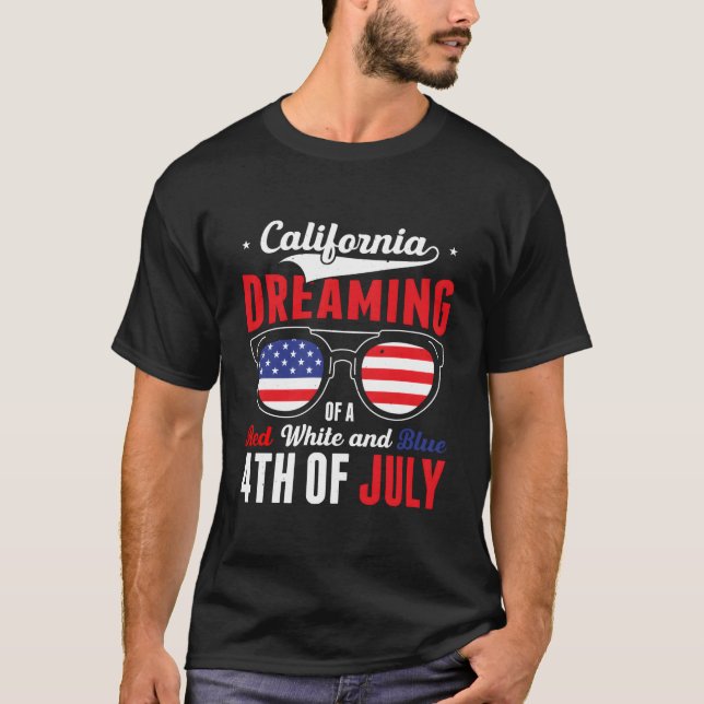 Camiseta California Dreaming Of A Red White And Blue 4Th Of (Anverso)