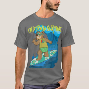 Camiseta Californian bear in board shorts surfing the waves