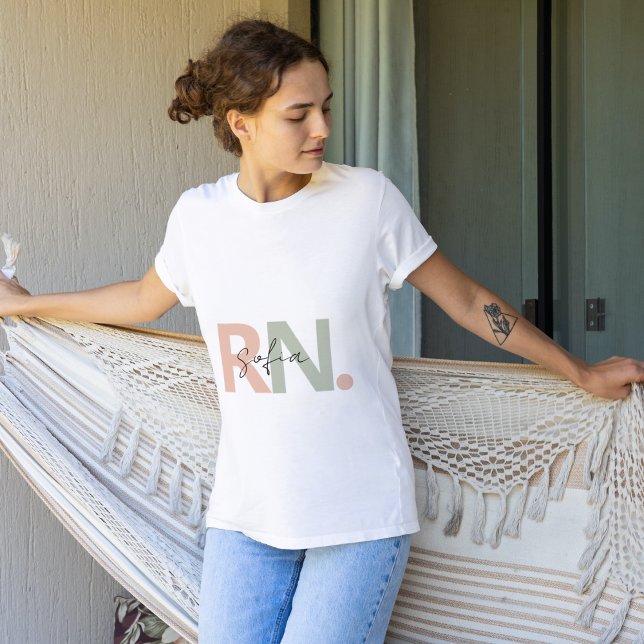 Camiseta caligrafía de nombre de enfermera registrada RN pe (Subido por el creador)