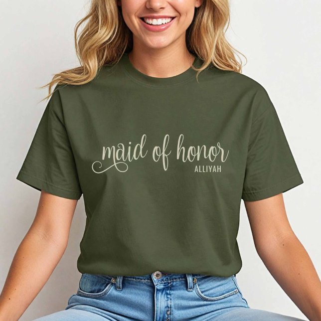 Camiseta Caligrafía natural en una doncella satírica de hon (Natural on Fatigue Green Maid of Honor Tshirt)