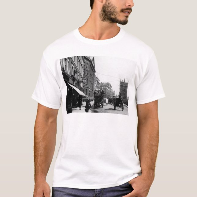 Camiseta Calle de la reina Victoria, Londres, c.1891 (Anverso)