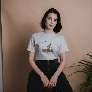 Camiseta Cámara vintage con arte fotográfico floral retro
