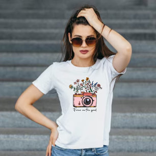 Camiseta Cámara Vintage y Flor Enfócate en lo Bueno y Posit