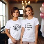 Camiseta Camarada de novias de la fiesta de la boda de la n<br><div class="desc">El diseño de tipografía moderna y sutil dice "Novia en equipo" con un marco de desplazamiento elegante. Un regalo perfecto para las novias, las damas de honor y la fiesta de bodas cuando se preparen para su boda. Utilice las herramientas de diseño para personalizar el diseño o elegir un estilo...</div>