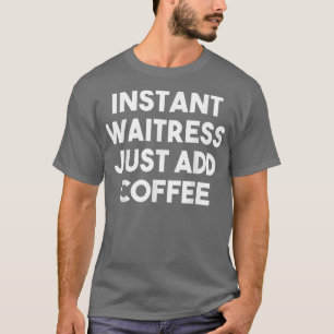 Camiseta Camarera instantánea acaba de añadir café a una ca