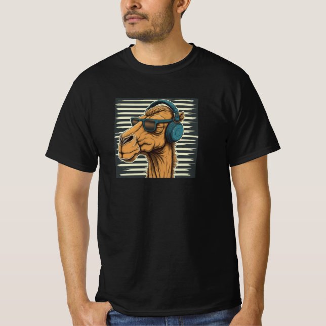 Camiseta Camello usando auriculares. (Anverso)