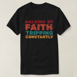 Camiseta Caminando por fe, tropezando constantemente