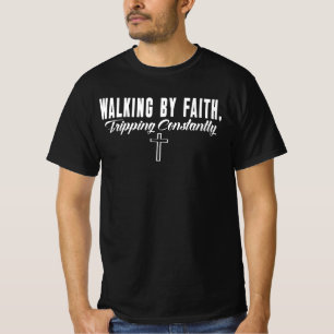 Camiseta Caminando por fe, tropezando constantemente
