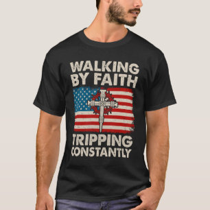 Camiseta Caminando por fe tropezando constantemente Biblia