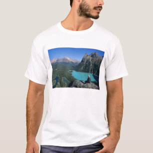 Camiseta Caminante con vista al lago de color turquesa