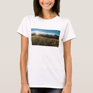 Camiseta Caminante que mira las montañas de Fitz Roy,
