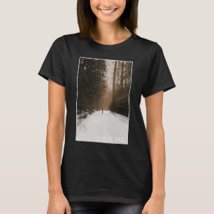 Camiseta Caminante solitario en los bosques nevados no hay