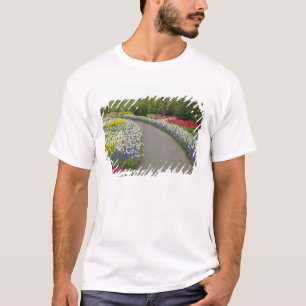 Camiseta Camino de acera a través de tulipanes y narcisos,
