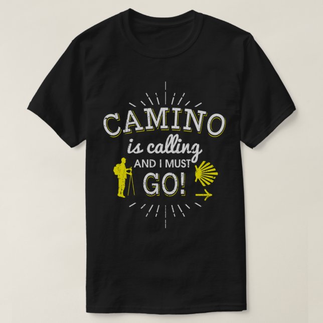 Camiseta Camino Está Llamando Y Debo Ir Camino De Santiago (Diseño del anverso)