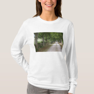 Camiseta Camino rural de tierra cerca del pueblo de