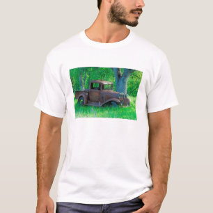 Camiseta Camión antiguo oxidado en una pradera