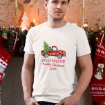 Camiseta Camión de cosecha personalizado para Navidades fam<br><div class="desc">Navidades familiares acuardan camiseta roja vintage con camiseta personalizada de árbol de Navidad - guión rojo</div>