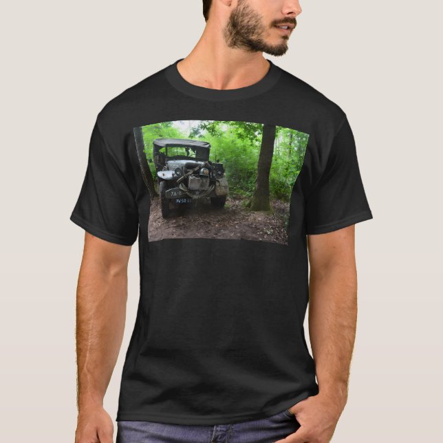 Camiseta Camión De La Segunda Guerra Mundial En El Bosque. (Anverso)
