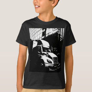 Camiseta Camión negro y blanco en escena de ciudad
