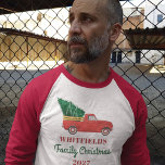 Camiseta Camión rojo de vacaciones familiares coincidentes<br><div class="desc">El tradicional camión rojo cargó con el árbol a tiempo para los Navidades. Agregue el nombre de la familia, equipo o compañeros de trabajo coincidentes al año y la ocasión haciendo clic en el botón "Personalizar" de arriba. Esto se vería bien en las fotos de las vacaciones familiares. Conservación perfecta...</div>