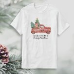 Camiseta Camión Rojo Vintage Con Personalizado De Árbol De<br><div class="desc">Celebra la temporada con esta divertida camiseta de Navidad que incluye un camión rojo vintage que lleva un árbol de Navidad. Añadir 3 líneas de texto personalizado. Perfecto para emparejar camisetas familiares,  hacer tu árbol de navidad,  una foto de vacaciones o reunión familiar/Navidades.</div>
