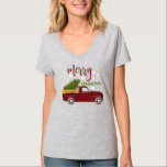Camiseta Camión Rojo Vintage Merry Christmas Tree Retro<br><div class="desc">Camiseta Retro De Árbol De Navidad Vintage Red Truck Merry. Camión de granjas de época que llevaba un árbol de navidad con las palabras navideñas adornadas con copos de nieve cayendo.</div>