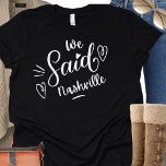 Camiseta Camisas de la dama de honor del Partido Bridal de<br><div class="desc">Un diseño moderno para la fiesta de bodas o para una soltera. Las palabras rápidas" Dijimos Nashville "en un tee negro,  tiene corazón y seguro que será notado. Destino de la fiesta de la soltera...  Nashville. Se puede llevar para la cena de ensayo,  junto con la fiesta de bodas.</div>