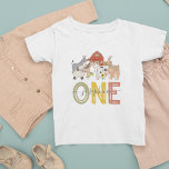 Camiseta Camiseta del Primer cumpleaños del Barnya<br><div class="desc">Camiseta de fiesta de primer cumpleaños de un patio adorable con adorables animales de granja que incluyen una vaca,  cabra,  cerdo,  oveja,  burro,  caballo,  conejo,  pato y gallo,  la edad del niño y el nombre de los niños en un elegante guión.</div>