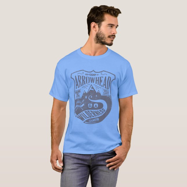 Camiseta Campamento Arrowhead, Montañas Silvestres, (Anverso completo)