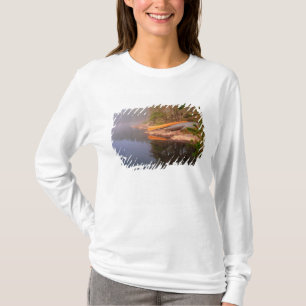 Camiseta Campamento de canoas brumoso, lago Kawnipi,