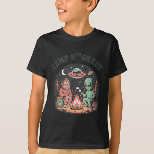 Camiseta Campamento de chicas de noveno grado Bigfoot Campg