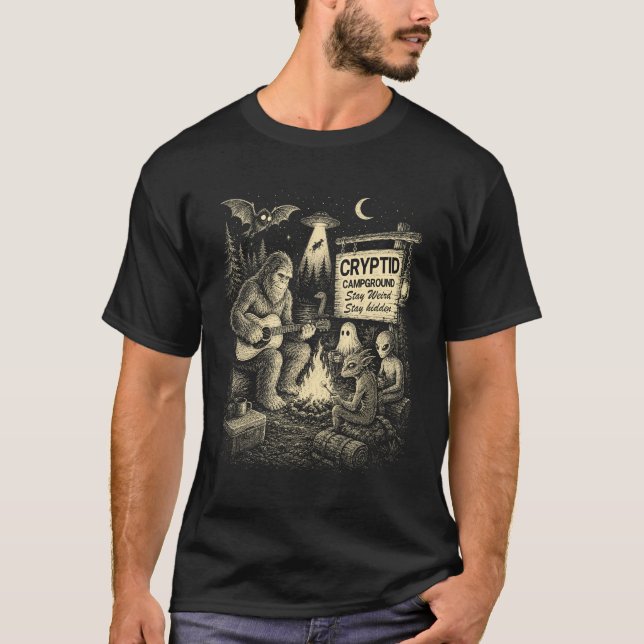 Camiseta Campamento de Críptidos Pie Grande Bosque Alieníge (Anverso)