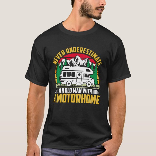 Camiseta Camper Never Underestimate A Man With A Motorhome  (Anverso)