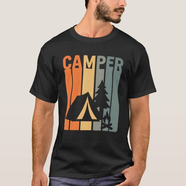Camiseta Camper Retro Funny Camping Tent Fire Pine Tree Out (Anverso)