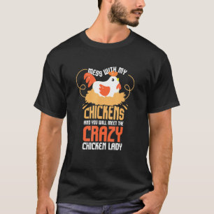 Camiseta Campesina de pollo en el patio trasero.