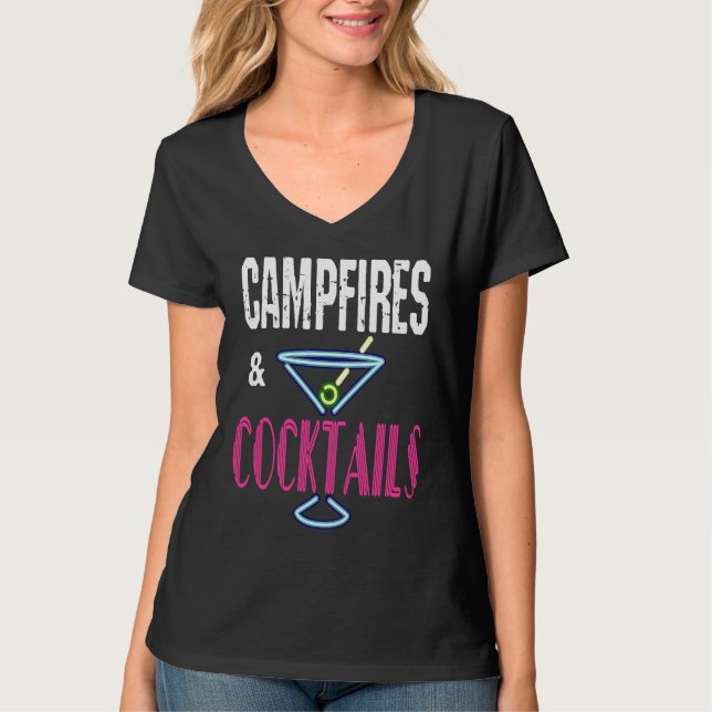 Camiseta Campfires and Cocktails  Camping Drinking Camp Hum (Anverso)