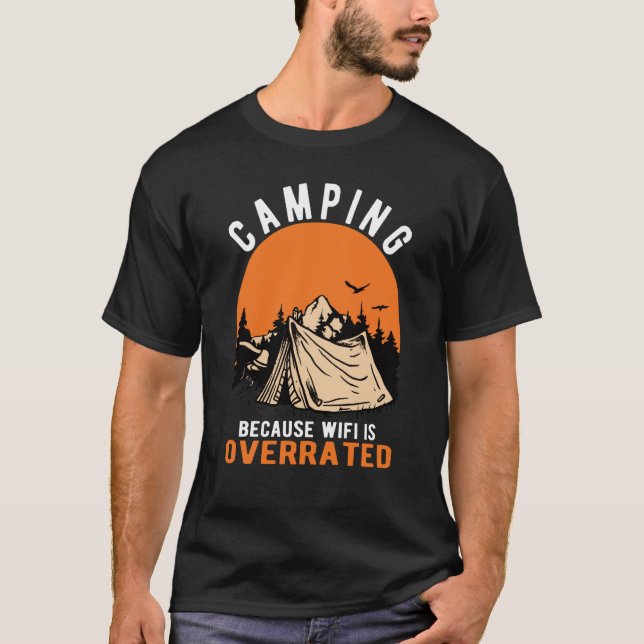 CAMISETA CAMPING BECAUSE WIFI IS OVERRATED OUTDOOR ADVENTUR (Anverso)