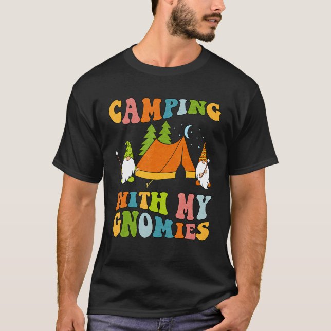 Camiseta Camping Con Mis Gnomies Gnome Campfire Groov (Anverso)