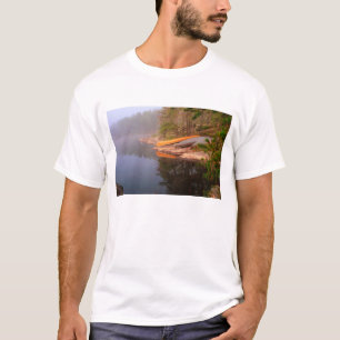 Camiseta Camping de canoa brumoso, lago Kawnipi,