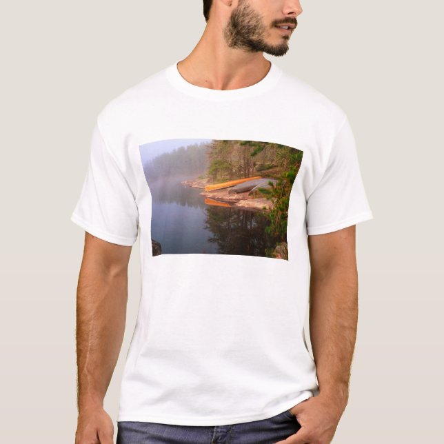 Camiseta Camping de canoa brumoso, lago Kawnipi, (Anverso)