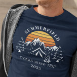 Camiseta Camping de coincidencia de viaje por carretera par<br><div class="desc">¿De buen humor? Sólo hay que añadir una fogata, s'mores, y el resto de la familia con un traje a juego. Diseño temático de camping personalizado que puede personalizar para su próxima aventura familiar con un lugar para el sitio y el año. Perfecto para fotos familiares mientras se explora la...</div>