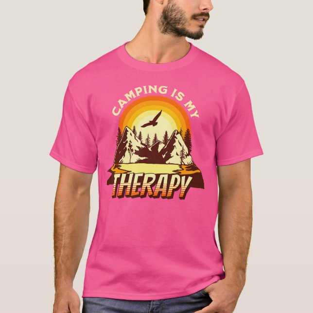 Camiseta Camping Es Mi Terapia - Graciosa Naturaleza De Sen (Anverso)