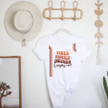 Camiseta Camping familiar por carretera | Retro Boho<br><div class="desc">Presenta unas rayas de los años 70 y una tipografía retro con un diseño moderno y moderno. Cambie el nombre de la familia para convertirlo en su propio diseño personalizado. Este diseño nunca quedará desfasado. Perfecto para fotos familiares, fiestas de reuniones, viajes por carretera y más. Cálidos tonos vintage como...</div>