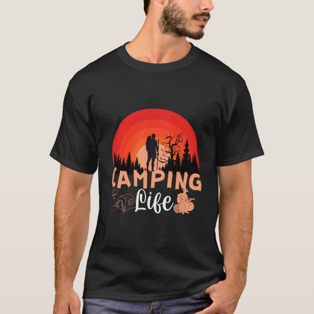 Camiseta Camping Life Retro Sunset Hiking Adventure (Anverso)