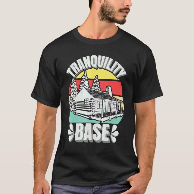 Camiseta Camping Log Cabin Tranquilidad Base Camper Vacacio (Anverso)