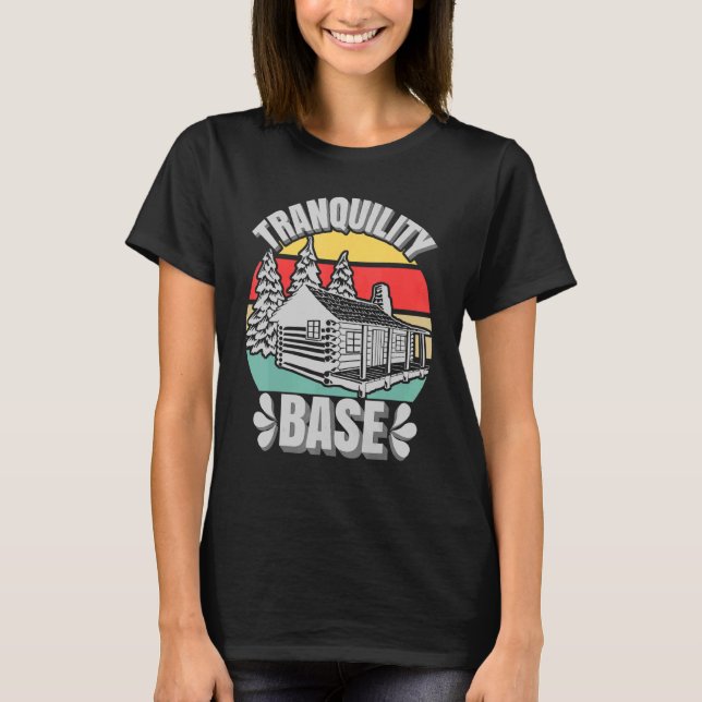 Camiseta Camping Log Cabin Tranquilidad Base Camper Vacacio (Anverso)