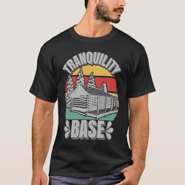 Camiseta Camping Log Cabin Tranquility Base Camper  Vacatio (Anverso)