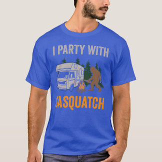 Camiseta Camping Party With Sasquash Ourr RV Adventure girl